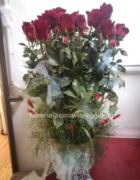 Bouquet di rose rosse stelo lungo confezionato.